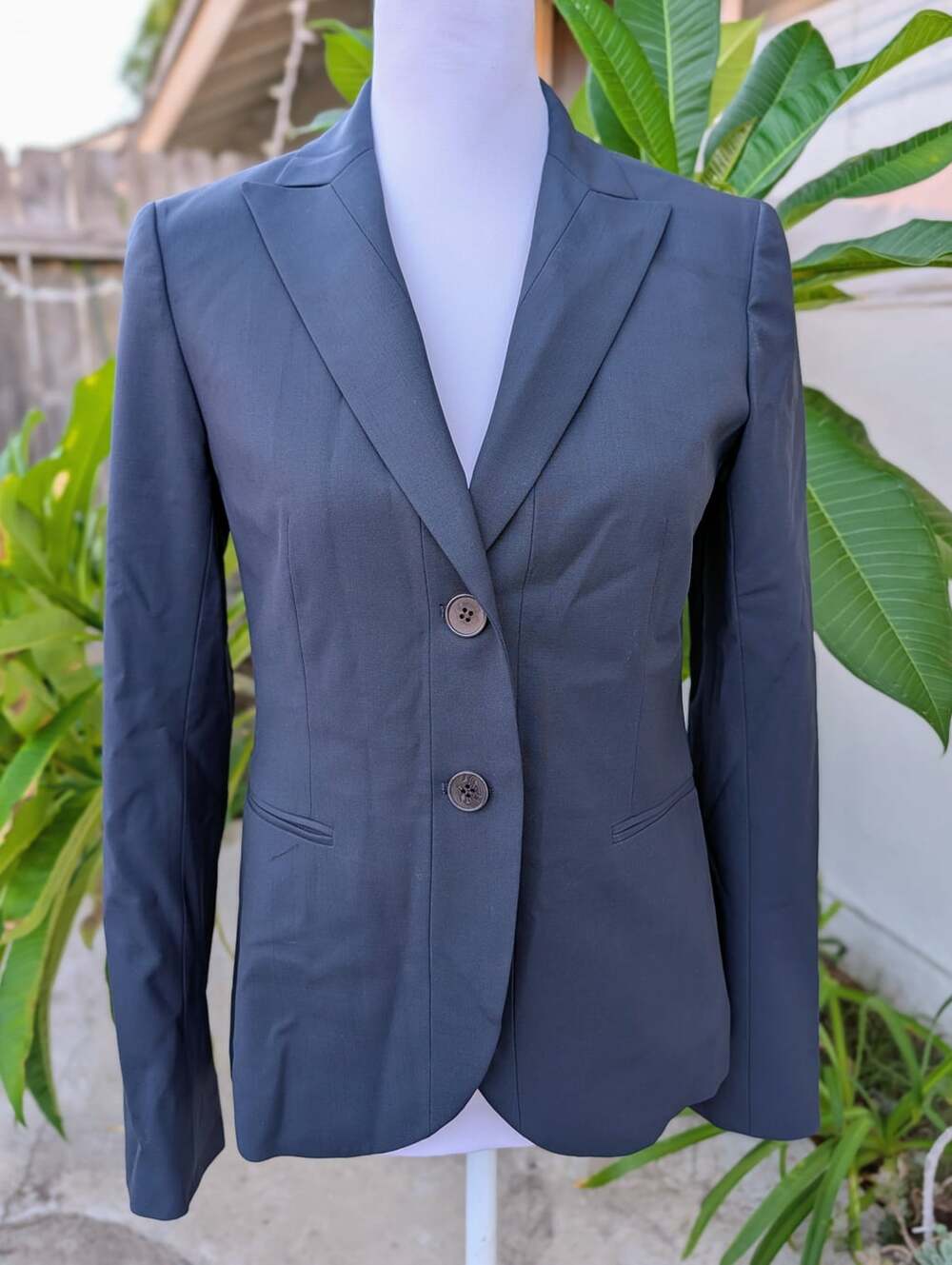 Theory Neela blue 2 button blazer tailored size 6 corporate girlie quiet luxury